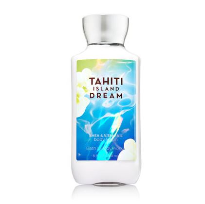 Bath & Body Works Tahiti Island Dream Shea & Vitamin E Body Lotion 236 ml. โลชั่นบำรุงผิวสุดพิเศษ กลิ่นหอมเซ็กซี่ของกลิ่นมะพร้าว วนิลลา และกีวี่ให้ความรู้สึกผ่อนคลายเหมือนกำลังพักผ่อนอยู่บนเกาะเลยคะ