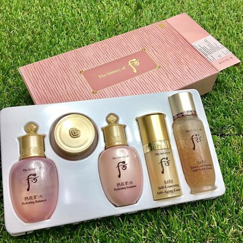 **พร้อมส่ง**The History Of Whoo Gongjinhyang Soo Vital Hydrating 5 pcs Gift Set เซ็ทสกินแคร์สุดหรู 5 ชิ้น ที่รวบรวมตัวบำรุง ลดเลือนริ้วรอย ใช้แล้วผิวจะดูสุขภาพดี ผิวดูอ่อนเยาว์ เรียบเนียน อีกทั้งยังช่วยทำให้ผิวชุ่มชิ้น เปล่งปลั่ง เนียนกระจ่างใส ผิวหน้าจะด