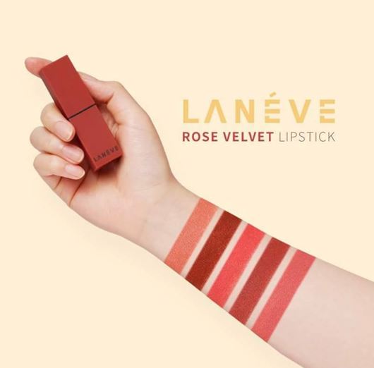 **พร้อมส่ง**LANEVE Rose Velvet Lipstick ลาเนแวร์ ลิปแบรนด์น้องใหม่จากเกาหลี ที่กำลังมาแรงเรื่องคุณภาพที่ไม่แพ้แบรนด์ดังๆของเกาหลี ด้วยสีที่สวย เนื้อกึ่งแมทที่ไม่ด้านจนเกินไป ให้สีที่ชัดติดทนนานทั้งวัน เนื้อลิปนุ่มลื่น ทาง่าย ไม่ตกร่อง