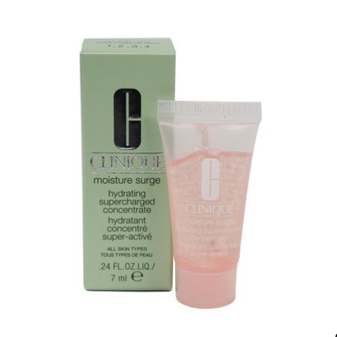 CLINIQUE Moisture Surge Hydrating Supercharged Concentrate ขนาดทดลอง 7ml. เซรั่มสำหรับผิวที่แห้งและขาดน้ำ การมีผิวที่แห้งไม่ชุ่มชื่นเป็นอีกสาเหตุหนึ่งของริ้วรอย หากผิวได้รับการเติมความชุ่มชื่น ผิวของเราก็จะกลับมาดูสดชื่นมีชีวิตชีวาได้ 