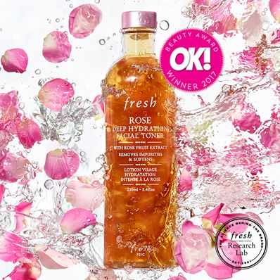 Fresh Rose Deep Hydration Facial Toner 250ml. โทนเนอร์น้ำกุหลาบบริสุทธิ์ ใน 1 ขวดมีกลีบกุหลาบอัดแน่นกว่า 30 ดอก กลิ่นหอมละมุน ซึ่งไม่เพียงแค่ทำความสะอาดและปลอบประโลมผิวเท่านั้น แต่ยังสามารถมอบความชุ่มชื้นอย่างล้ำลึก ฟื้นบำรุงผิวให้เนียนนุ่ม กร