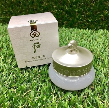 The History of Whoo Radiant White Moisture Cream ขนาดทดลอง 10ml. มอยเจอร์ไรเซอร์ครีมสูตรใหม่เพื่อผิวขาวกระจ่างใสสุขภาพดี เปล่งประกายจากภายใน พร้อมช่วยผลัดเซลล์ผิว ยั้บยั้งการเกิดผิวคล้ำเสีย สะสมสีผิวที่ไม่สม่ำเสมอ ช่วยแก้ปัญหา ฝ้ากระ จุดด่างดำ
