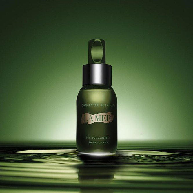 LA MER The Concentrate 50 ml. เซรั่มสูตรเข้มข้น ปรนนิบัติผิวด้วยสุดยอดแห่งสารสกัดล้ำค่าจากท้องทะเล ช่วยปรนนิบัติ ฟื้นฟูผิวที่อ่อนแอ ให้กระชับเนียนเรียบ ลดรอยดำ รอยแดง รอยแผลเป็น ให้จางลงได้อย่างชัดเจน