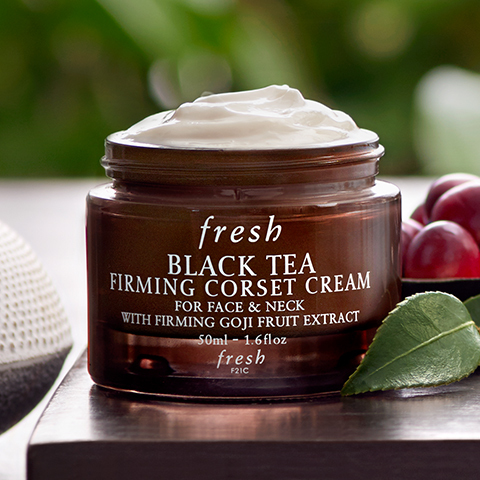 Fresh Black Tea Firming Corset Cream 50 ml. ครีมบำรุงผิวหน้าและลำคอให้คงความเนียนนุ่มชุ่มชื่น กระชับ ไร้ริ้วรอยแห่งวัย  ด้วยส่วนผสมของชาดำเข้มข้น ที่อุดมด้วยสารต้านอนุมูลอิสระ พร้อมด้วยโกจิเบอรี่  ที่ช่วยกระตุ้นการผลิตคอลลาเจนและอีลาสติน