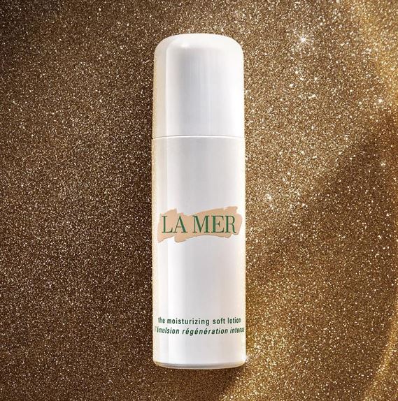 LA MER The Moisturizing Soft Lotion 50ml. โลชั่นบำรุงผิว สำหรับทุกสภาพผิวมอบความสัมผัสที่เบา สบาย ไม่หนัก ผิวนุ่มลื่นดุจซาติน ชุ่มชื้น เรียบเนียน กระจ่างใส เปล่งประกาย เข้าฟื้นฟูผิวอย่างล้ำลึกริ้วรอยแลดูจางลง ผิวดูกระชับ อิ่มแน่น ดูอ่อนกว่าวัย