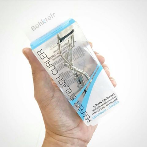 **พร้อมส่ง**Bohktoh Perfect Eyelash Curler ที่ดัดขนตาบอกต่อ ช่วยดัดขนตา ใช้ได้ทั้งขนตาจริงและขนตาปลอม รวมถึงขนตาที่ต่อถาวร ออกแบบพิเศษเพื่อประสิทธิภาพการใช้งานที่ดีที่สุดโค้งรับรูปตา นุามนวล ไม่ทำให้เกิดการดึงเนื้อผิวหนัง บริเวณเปลือกตา ที่อาจก่อให้เกิดกา