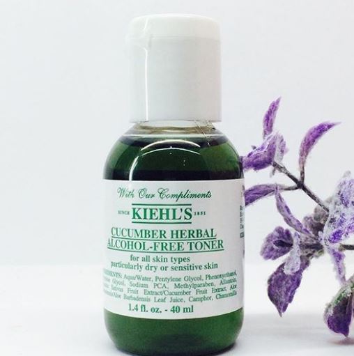 Kiehl's Cucumber Herbal Alcohol-Free Toner ขนาดทดลอง 40ml. โทนเนอร์สูตรแตงกวาไม่ทำให้ผิวแห้งและปราศจากส่วนผสมของแอลกอฮอล์ ช่วยให้ผิวเรียบเนียนอย่างเป็นธรรมชาติ ผิวตึงกระชับขึ้น มอบผิวที่สะอาดหมดจด เนียนนุ่ม สีผิวสม่ำเสมอและผิวเรียบเนียน