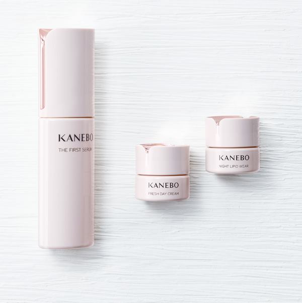 KANEBO THE FIRST SERUM KIT เซ็ทบำรุงผิวครบ 3 ขั้นตอน ดูแลผิวครอบคลุม 24 ชั่วโมง ประกอบด้วยเฟิร์สแคร์เซรั่ม ในขนาดไซส์จริง และครีมปกป้องผิวในตอนเช้า และไนท์ครีมบำรุงยามค่ำคืนไซส์ทดลอง สะดวกในการพกพาเดินทาง เพื่อผิวที่ชุ่มชื้น นุ่มลื่น ยืดหยุ่น แน