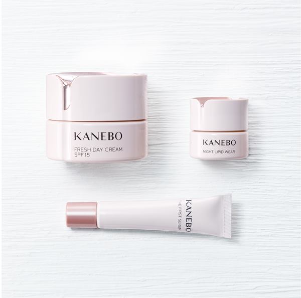 KANEBO FRESH DAY CREAM KIT เซ็ทบำรุงผิวครบ 3 ขั้นตอน ดูแลผิวครอบคลุม 24 ชั่วโมง ประกอบด้วย ครีมปกป้องผิวในตอนเช้าในขนาดไซส์จริง เฟิร์สแคร์เซรั่มและไนท์ครีมบำรุงยามค่ำคืน ไซส์ทดลอง สะดวกในการพกพาเดินทาง เพื่อผิวที่ชุ่มชื้น นุ่มลื่น ยืดหยุ่น แน่นก