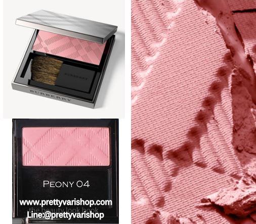 BURBERRY Light Glow Natural Blush 7g. No.04 Peony Blush บรัชปัดแก้มโทนสีชมพูอ่อน สีสันสดใสบางเบาดูเป็นธรรมชาติ มอบสัมผัสอันนุ่มเนียนดุจใยไหมคลี่คลุมบรรจงแต่งแต้มสีสันลงบนพวงแก้มอย่างนุ่มนวลบางเบา รู้สึกได้ถึงความหอมของกลิ่นบลัชออนเมื่อได้สัมผัส 