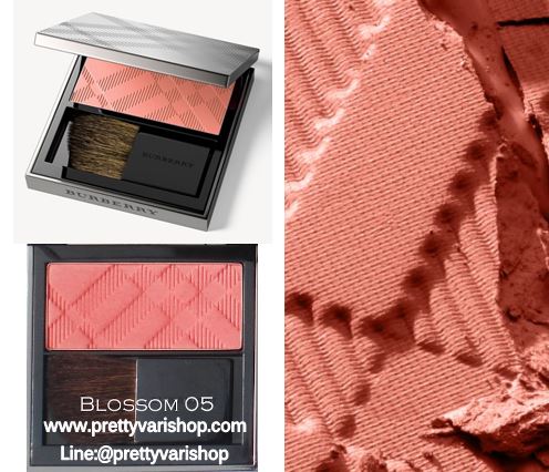 BURBERRY Light Glow Natural Blush 7g. No.05 Blossom Blush บรัชปัดแก้มโทนสีส้ม สีสันสดใสบางเบาดูเป็นธรรมชาติ มอบสัมผัสอันนุ่มเนียนดุจใยไหมคลี่คลุมบรรจงแต่งแต้มสีสันลงบนพวงแก้มอย่างนุ่มนวลบางเบา รู้สึกได้ถึงความหอมของกลิ่นบลัชออนเมื่อได้สัมผัส 