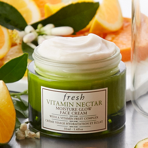 Fresh Vitamin Nectar Moisture Glow Face Cream 50ml. ครีมบำรุงผิวและมอบความชุ่มชื้น ฟื้นบำรุงผิวที่อ่อนล้าให้กลับมาสดใส เปล่งประกาย มีสุขภาพดี ผสานคุณค่าจากไวตามินฟรุทคอมเพล็กซ์ ช่วยคืนความสดใสมีชีวิตชีวาให้กับผิวที่หมองคล้ำและอ่อนล้า