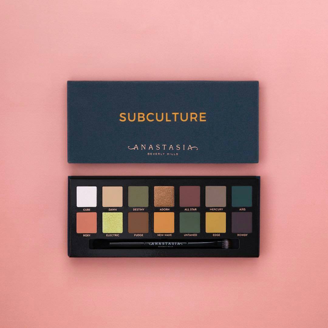 *ส่งฟรี EMS*Anastasia Beverly Hills Subculture Eyeshadow Palette พาเลทรุ่นน้องต่อจาก Modern Renaissance ตลับนี้โทนสีจะใกล้เคียงกับ Mario Palette พาเลทยอดฮิตที่ขายดีและตอนนี้เลิกผลิตไปแล้ว พาเลทสีเซ็ทใหม่นี้เป็นที่ยอมรับกันในหมู่บล๊อกเกอร์ และเมคอัพกูรูเลย