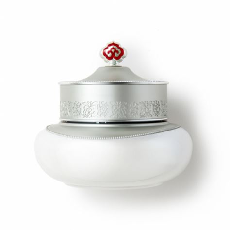 The History of Whoo Gongjinhyang Seol Whitening & Moisture Glow Cream SPF30/PA++ 50ml. ผลิตภัณฑ์ที่อุดมด้วยส่วนผสมไวท์เทนนิ่งอันทรงคุณค่าตามตำราการดูแลผิว เติมความชุ่มชื่นด้วยน้ำดอกเบญจมาศป่า ปกป้องผิวจากกรังสียูวี  นุ่มเรียบเนียน ให้ผิว