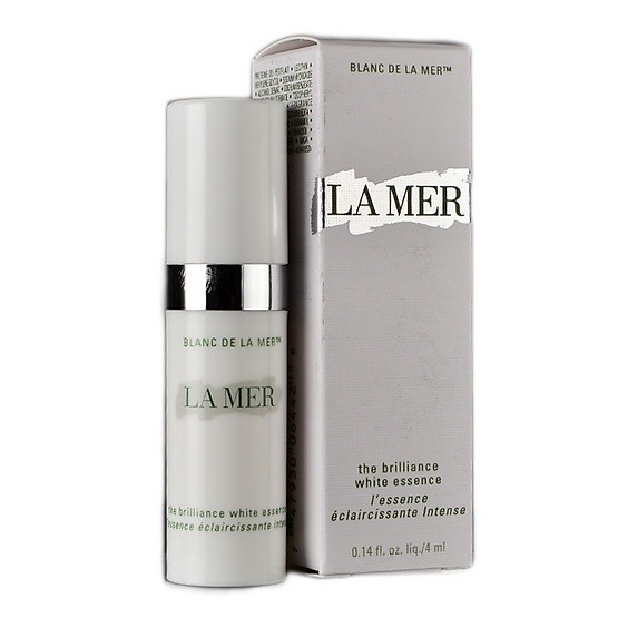 LA MER The Brilliance White Essence ขนาดทดลอง 4ml. เอสเซ็นส์เซรั่มเนื้อบางเบาทรงประสิทธิภาพเพื่อผิวกระจ่างใส ผสานส่วนผสมทรงพลังของน้ำสกัดเข้มข้น Miracle Broth และส่วนผสมจากท้องทะเล ที่ช่วยเผยผิวสว่างแลดูอ่อนเยาว์ขึ้น ลดเลือนจุดด่างดำ ความหมองค