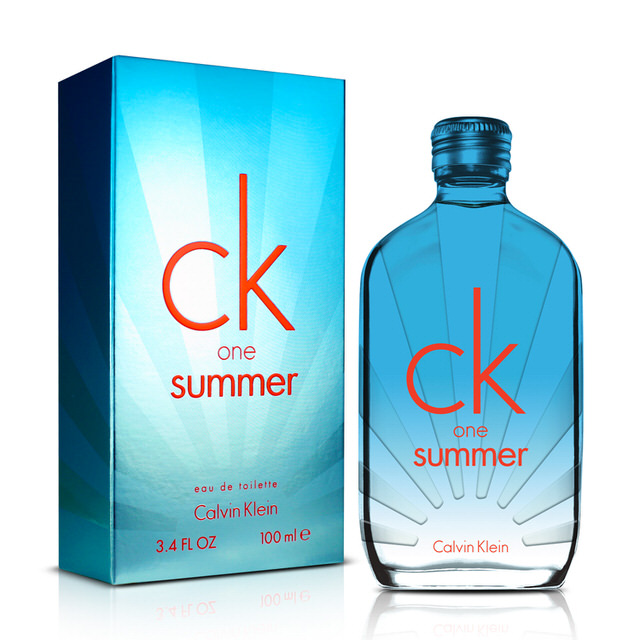 Calvin Klein CK One Summer 2017 EDT 100ml. รุ่นลิมิเต็ด อีดิชั่น น้ำหอมในตระกูล unisex ที่ใช้ได้ทั้งผู้ชายและผู้หญิง ให้กลิ่นหอมในสไตล์ซิตรัส สื่อถึงพลังความร้อนของทะเลทราย เปิดตัวกลิ่นหอมด้วยกลิ่นของมะนาว, เลม่อน และแตงกวา ตามด้วยกลิ่นกลางอย่