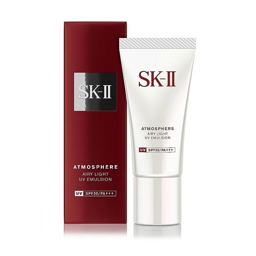 SK-II Atmosphere Airy Light UV Emulsion SPF30/PA+++ 30g. อิมัลชั่นบำรุงผิวหน้าผสมสารป้องกันแสงแดด ปกป้องผิวคุณจากรังสี Infrared หยุดปัญหาริ้วรอยและจุดด่างดำ สีผิวไม่สม่ำเสมอ และริ้วรอยแห่งวัย สัมผัสมิติใหม่ของครีมกันแดดเนื้อบางเบา ที่พร้อมมอบค