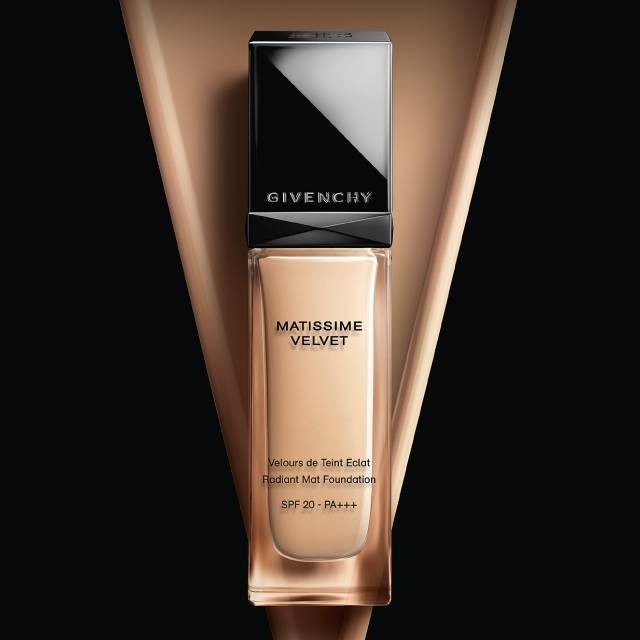 Givenchy Matissime Velvet Radiant Mat Fluid Foundation SPF 20 + PA+++ 30ml. รองพื้นคุมมันให้ความรู้สึกบางเบาสบายหน้าให้สวยจรัสเหมือนเดินอยู่บนรันเวย์ เลือนร่องรอยรูขุมขนที่ปรากฎ และพรางจุดบกพร่องอย่างอ่อนโยน เนื้อสัมผัสที่แมตต์แต่ไม่หมอง