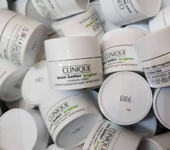 CLINIQUE Even Better Brighter Moisture Cream ขนาดทดลอง 7ml. ครีมบำรุงเพื่อผิวสว่างกระจ่างใส ลดเลือนจุดด่างดำ สีผิวสม่ำเสมอ ดูเปล่งประกายสุขภาพดี เนื้อครีมเข้มข้น ซึมซาบไวมอบความชุ่มชื่นถึงผิวชั้นใน มอบผิวที่นุ่ม ลื่น เบาสบาย น่าสัมผัสในทันทีที