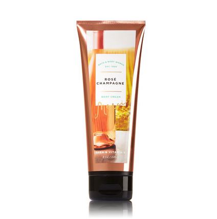 Bath & Body Works Rose Champagne Shea & Vitamin E Body Cream 226g. ครีมบำรุงผิวสุดเข้มข้น มีกลิ่นหอมติดทนนาน ด้วยกลิ่นหอมหรูมีระดับสไตล์เมืองปารีส กลิ่นหอมของเปลือกไม้หอมผสมกลิ่นแอปเปิ้ลนุ่มๆ กลิ่นนี้หนุ่มๆใช้ได้ หอมเซ็กซี่น่าค้นหา