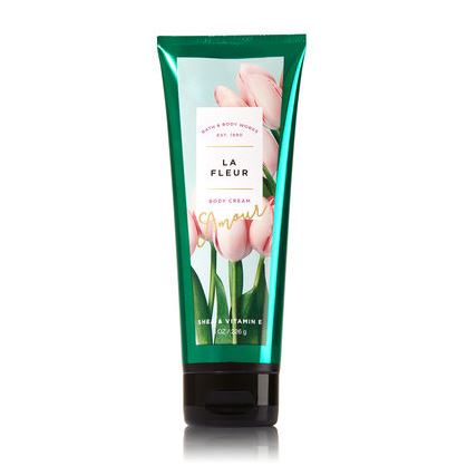 Bath & Body Works La Fleur Shea & Vitamin E Body Cream 226g. ครีมบำรุงผิวสุดเข้มข้น มีกลิ่นหอมติดทนนาน ด้วยกลิ่นหอมของหมู่มวลดอกไม้ที่หอมอบอวลด้วยกลิ่นของทิวลิปฝรั่งเศส ลิลลี่ ฟรีเซีย หอมน่ารักอ่อนหวานค่ะ