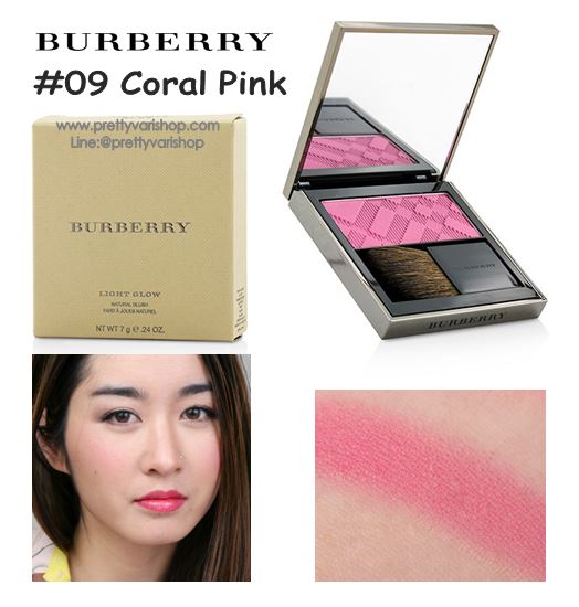 BURBERRY Light Glow Natural Blush 7g. No.09 Coral Pink บรัชปัดแก้มโทนสีชมพูอ่อนๆ สำหรับสาวหวานที่ชอบลุคใสๆ มอบสัมผัสอันนุ่มเนียนดุจใยไหมคลี่คลุมบรรจงแต่งแต้มสีสันลงบนพวงแก้มอย่างนุ่มนวลบางเบา รู้สึกได้ถึงความหอมของกลิ่นบลัชออนเมื่อได้สัมผัส 