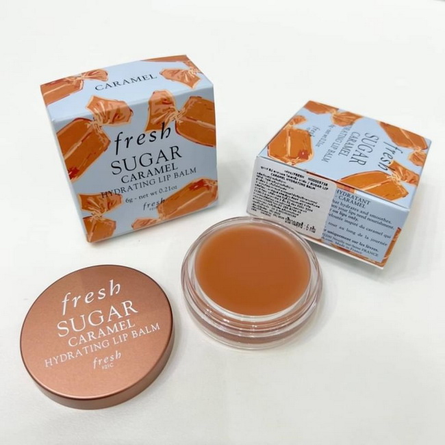 Fresh Sugar Lip Caramel Hydrating Balm 6g. ลิปบาล์มคาราเมลหอมหวานเนื้อเข้มข้นและนุ่มนวลเกินห้ามใจ ที่พร้อมจะมอบความชุ่มชื้นดูเป็นธรรมชาติแบบ Non-stop ตลอดทั้ง 24 ชั่วโมง พร้อมกลิ่นหอมชวนหลงใหลของคาราเมลและฟินนิชความแวววาวแบบกำมะหยี่