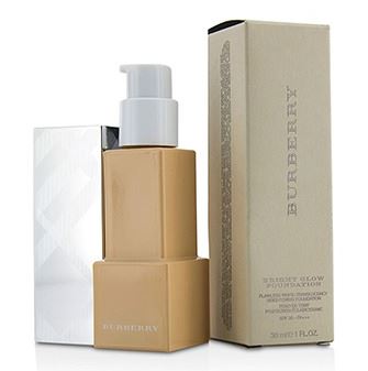 BURBERRY Bright Glow Foundation SPF30 PA+++ 30ml. รองพื้นที่มอบผิวแลดูกระจ่างใส เรียบเนียนเป็นธรรมชาติ เนื้อสัมผัสบางเบาเสมือนผิวมอบความปกปิดและช่วยปรับโทนผิวให้แลดูสม่ำเสมอเพื่อผิวสวยกระจ่างใสสมบูรณ์แบบ อีกทั้งยังช่วยบำรุงผิวให้ชุ่มชื่นสดใสตลอด