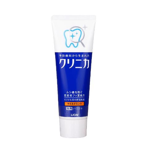 Lion Clinica Fluoride Toothpaste Mild Mint 143g. ยาสีฟันสูตรผสานพลังการปกป้องและดูแลสุขภาพช่องปากให้สุขภาพดี ด้วยส่วนผสมของฟลูออไรด์ ป้องกันฟันผุ ลดการสะสมของแบคทีเรีย ซึ่งเป็นสาเหตุหลักของการเกิดคราบพลัค พร้อมมอบกลิ่นหอมอ่อนๆ ของ Mild Mint ให้ล