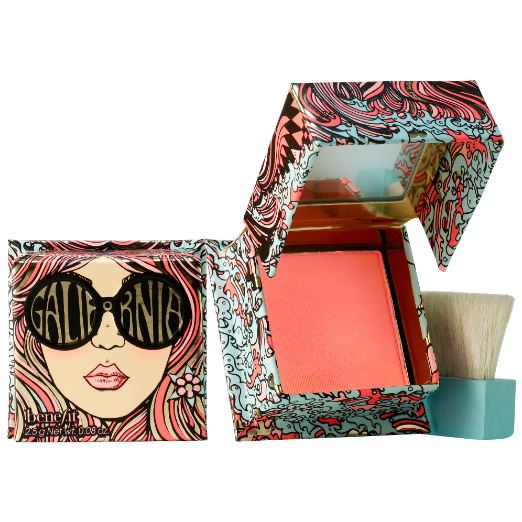 Benefit GALifornia Blush ขนาดพกพา 2.5 g. บลัชออนสีใหม่ที่เหมาะสำหรับซัมเมอร์นี้มากๆ มีประกายฉ่ำแดดที่ผสมผสานระหว่างสีชมพูสดใสและประกายกลิตเตอร์สีทอง กลิ่นหอมหวานขององุ่นและวนิลาอันเป็นเอกลักษณ์ พร้อมแปรงทรงหัวมนและกระจกในตัวกล่อง