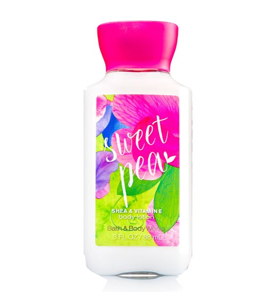 **พร้อมส่ง**Bath & Body Works Sweet Pea Shea & Vitamin E Body Lotion 88 ml. โลชั่นบำรุงผิวสุดพิเศษ กลิ่นดอกสวีทพี หอมหวานสดใส คล้ายเยลลี่สีชมพูในถ้วยใส มีกลิ่นผสมของผลแพร์กับราสเบอร์รี่ ทำให้กลิ่นนี้เป็นที่ติดใจของสาวๆวัยรุ่นจนยากจะเปลี่ยนใจเลยค่