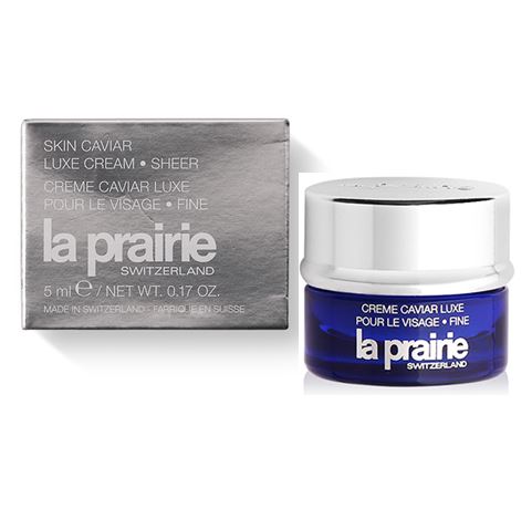 La Prairie Skin Caviar Luxe Cream Sheer ขนาดทดลอง 5ml. ครีมบำรุงผิว ที่มอบคุณสมบัติการช่วยยกกระชับผิวแบบลักซ์ชัวรี่ในรูปแบบเนื้อเชียร์ ที่ยังคงประสิทธิภาพเท่าเทียมกับ Luxe Cream หากเนื้อสัมผัสเปี่ยมประสิทธิภาพซึบซาบเร็วขึ้นและทำงานกับผิวได้ไวขึ้