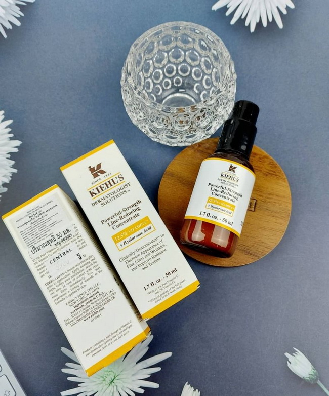 Kiehl's Powerful-Strength Line-Reducing Concentrate with 12.5% Pure Vitamin C 50 ml. เซรั่มวิตามินซีบริสุทธิ์ คีลส์ สูตรปรับปรุงใหม่ ที่เพิ่มความเข้มข้นของวิตามินซีเป็น 12.5% และเสริมด้วยไฮยาลูโรนิก แอซิด ริ้วรอยบนใบหน้าจางลง โดยเฉพาะริ้ว