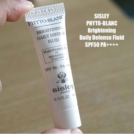 **พร้อมส่ง**Sisley Phyto-Blanc Brightening Daily Defense Fluid SPF 50 - PA ++++ ขนาดทดลอง 4ml. เอสเซ็นส์บำรุงผิวสูตรนวัตกรรมจากซิสเล่ย์ เพื่อโทนผิวให้ดูใสกระจ่าง ดูแลปัญหาจุดด่างดำ พร้อมปกป้องผิวหน้าสูงสุดด้วยค่า SPF50 ปกป้องดูแลตลอดทั้งวัน มีความชุ่มชื่น