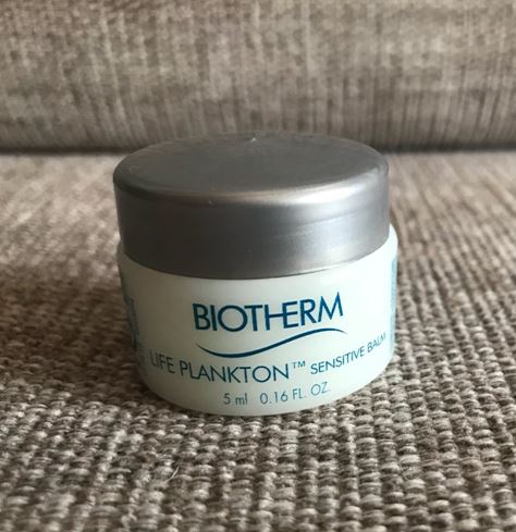 BIOTHERM Life Plankton Sensitive Balm ขนาดทดลอง 5 ml. บาล์มที่ช่วยคืนความชุ่มชื่นสำหรับผิวบอบบางโดยเฉพาะ พร้อมช่วยลดรอยแดง อาการระคายเคือง และความแห้งกร้าน อีกทั้งยังช่วยให้ผิวแข็งแรงขึ้น เพื่อผิวเนียนนุุ่มชุ่มชื่น ด้วยเนื้อบาล์มที่ซึมเร็วไม่เ