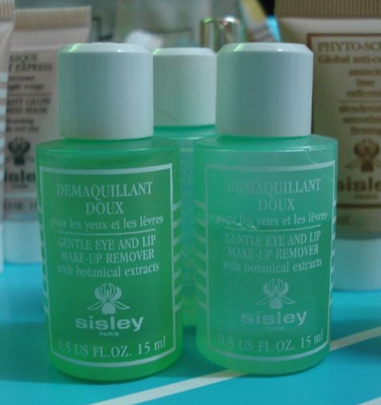 **พร้อมส่ง**Sisley Gentle Eye and Lip Make-up Remover ขนาดทดลอง 15ml. โลชั่นทำความสะอาดเครื่องสำอางค์ได้อย่างล้ำลึก แต่อ่อนโยนกับผิวบอบบางบริเวณตาและปาก แม้แต่เครื่องสำอางค์กันน้ำก็ล้างออกได้อย่างง่ายดาย กลิ่นหอมอ่อนๆจากส่วนผสมธรรมชาติไม่ส่งผลให้ระคายเคือ