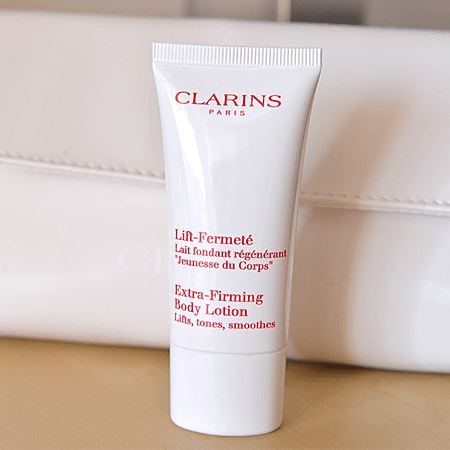 Clarins Extra Firming Body Lotion ขนาดทดลอง 30 ml. โลชั่นที่ช่วยยกกระชับและลดเลือนริ้วรอย สำหรับทุกสภาพผิว เพื่อให้ผิวเนียนเรียบขึ้น พร้อมเพิ่มความยืดหยุ่นให้ผิว ไม่ให้เกิดผิวฟองน้ำที่ดูหย่อนคล้อย ปฏิบัติการใหม่ล่าสุดเพื่อความรู้สึกกระชับและยืดห