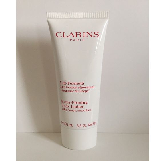 Clarins Extra Firming Body Lotion ขนาดทดลอง 100 ml. โลชั่นที่ช่วยยกกระชับและลดเลือนริ้วรอย สำหรับทุกสภาพผิว เพื่อให้ผิวเนียนเรียบขึ้น พร้อมเพิ่มความยืดหยุ่นให้ผิว ไม่ให้เกิดผิวฟองน้ำที่ดูหย่อนคล้อย ปฏิบัติการใหม่ล่าสุดเพื่อความรู้สึกกระชับและยืด