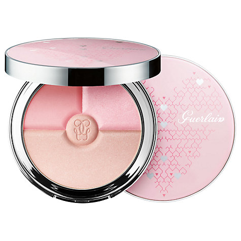 GUERLAIN Meteorites Heart Shape Strobing Palette, Blush and Luminizer Powder 10g. (Limited Edition) พาเลทที่มี 3 เฉดสีในตลับเดียว ทั้งบลัช 2 เฉดสี และไฮไลท์ 1 เฉดสี โทนสีชมพูสวยหวาน ช่วยให้หน้าดูโกลวๆ มีมิติ ผิวดูมีออร่า สุขภาพดี ประกายมุกฉ่ำว