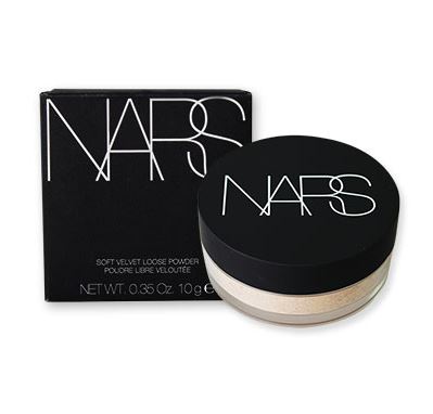 NARS Soft Velvet Loose Powder 10 g. แป้งฝุ่นที่มอบความนวลเนียนละเอียด บางเบา สมบูรณ์แบบ เพื่อกระจายแสงแต่งผิวและตรึงเมคอัพติดทนนานยิ่งขึ้น อีกทั้งยังควบคุมความมันให้กับผิวหน้า พร้อมกับส่วนผสมของ Hyaluronic Acid อำพรางรุมขนริ้วรอย พร้อมทั้งมอบค