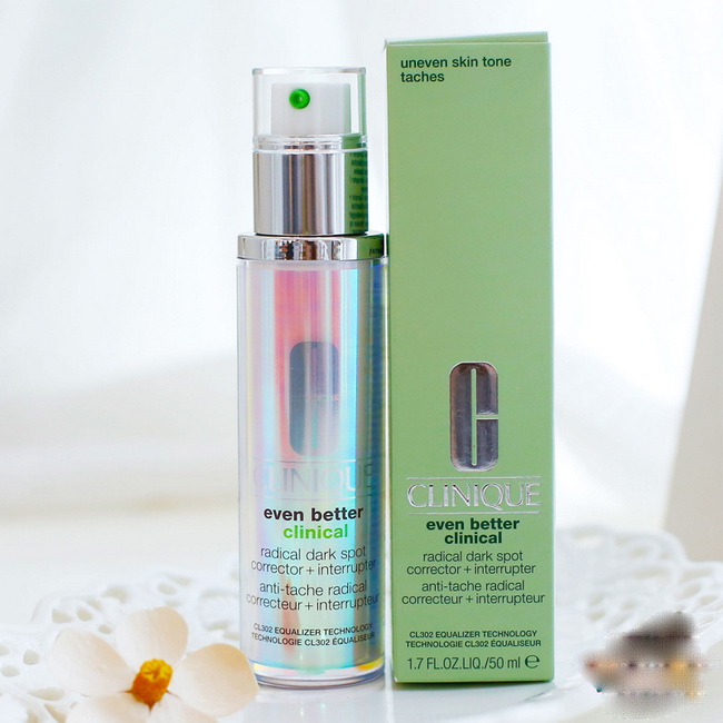 CLINIQUE Even Better Clinical Radical Dark Spot Corrector + Interrupter 50 ml. เซรั่มเข้มข้นสูตรใหม่ เข้าดูแลจุดด่างดำและสีผิวไม่สม่ำเสมอ และยังสามารถรับมือกับการเกิดของจุดด่างดำและความหมองคล้ำที่อาจเกิดขึ้นในอนาคตได้อย่างอ่อนโยนแต่มีประสิทธิภาพ