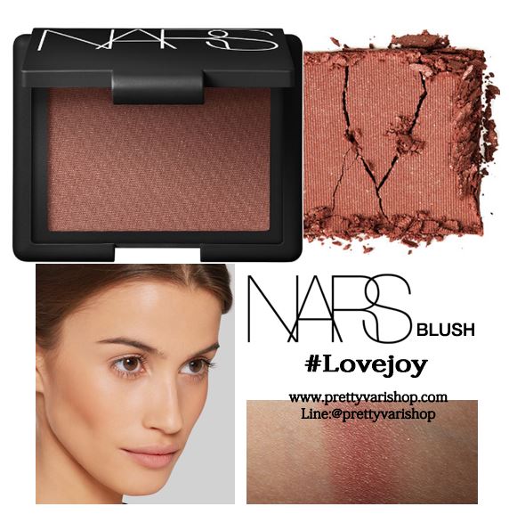 NARS Blush #Lovejoy 4.8 g. บลัชออนยอดนิยมของนาร์สสูตรใหม่ เฉดสีกุหลาบแดงอมส้มประกายทอง (Shimmering Bronzed Rose) ให้คุณมีแก้มที่ดูสวยเปล่งปลั่ง ด้วยเม็ดสีคุณภาพสูงทำให้สีสดสวยและติดทนนาน สูตรเม็ดสีโปร่งใสมอบความอ่อนใส ละมุนละไม ดูมีประกายของสี