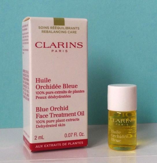 Clarins Blue Orchid Face Treatment Oil ขนาดทดลอง 2ml. ทรีทเมนท์ออยล์ที่ขายดีที่สุดของผลิตภัณฑ์ในรูปแบบน้ำมัน ช่วยต่อต้านริ้วรอย ปกป้องผิวให้ชุ่มชื้นฟื้นฟูให้ผิวเรียบเนียน และช่วยต่อต้านริ้วรอยแห่งวัย