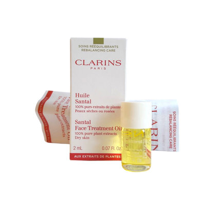 Clarins Santal Face Treatment Oil ขนาดทดลอง 2ml. ทรีทเมนท์ออยล์ที่ฟื้นบำรุงผิวที่แห้งหรือแห้งมากด้วยสารสกัดจากพืชธรรมชาติ 100% ลดความแห้งกร้าน ช่วยให้ผิวนุ่มสบาย และผ่อนคลาย ร่วมด้วยน้ำมันจาก Hazelnut คืนความนุ่มเรียบเนียนสู่ผิว ลดอาการแดง ปกป้อ