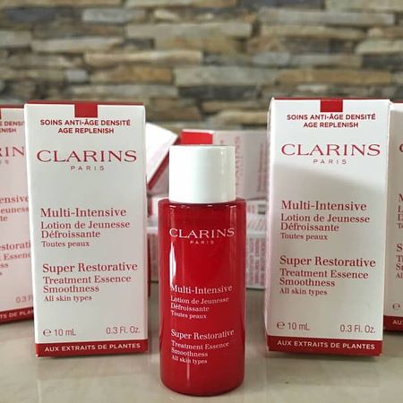 Clarins Multi-Intensive Super Restorative Treatment Essence ขนาดทดลอง 10ml. เอสเซ็นส์น้ำตบจากคาแรงค์ เนื้อสัมผัสที่มอบความสดชื่น ละมุนผิว พร้อมคุณสมบัติของการเตรียมผิวให้พร้อมรับกับทุกการบำรุง มอบผิวที่ดูเพอร์เฟกต์นุ่มนวล ผิวดูเปล่งประกายกระจ่่า