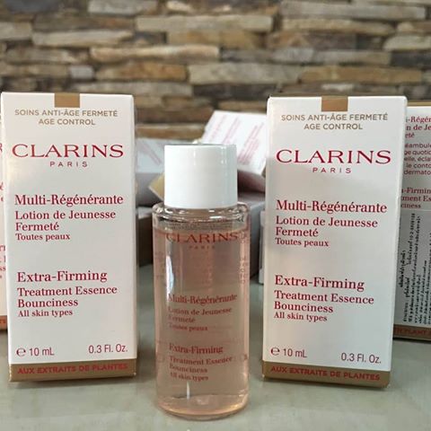 Clarins Multi Regenerante Extra Firming Treatment Essence ขนาดทดลอง 10ml. เอสเซนส์เปี่ยมด้วยคุณค่าของสารสกัด Lemon Thyme และ Green Banana ที่ช่วยเสริมโครงสร้างผิว ส่งผลให้ริ้วรอยดูเรียบเนียน และผิวดูกระชับแน่นขึ้น เผยให้เห็นผิวที่เนียนนุ่มน่าสัม