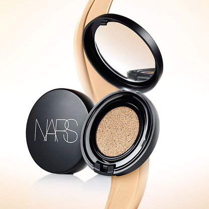 NARS Aqua Glow Cushion Foundation SPF 23/PA++ 12g. ตลับจริง (เคส+รีฟิล) คุชชั่นรองพื้นเนื้อบางเบา แต่ปกปิดเนียนสนิท เพิ่มระดับการปกปิด ให้เป็นระดับสูงได้อย่างง่ายดาย สามารถใช้เติมระหว่างวันได้ มอบผิวสวยเป็นธรรมชาติ อีกทั้งเก็บกักน้ำในผิว