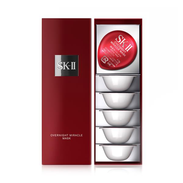 SK-II Overnight Miracle Mask 4.0 g*6 ชิ้น มาสก์เจลที่มาพร้อมกับส่วนผสมอันทรงอานุภาพของพิเทร่า และสารสกัด Sleeping Tree จะช่วยให้คุณตื่นมาพร้อมกับผิวสวยกระจ่างใส ดูฉ่ำโกลว์มีชีวิตชีวาราวกับได้นอนหลับอย่างเต็มอิ่ม