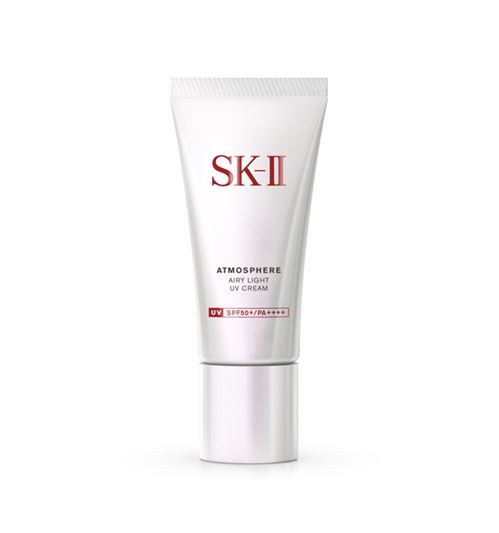 SK-II Atmosphere Airy Light UV Cream SPF50+ PA++++ 30 g. ครีมกันแดดด้วยส่วนผสมสูตรพิเศษใหม่ เนื้อสัมผัสสุดบางเบาที่ไม่ทิ้งความเหนียวเหนอะหนะ พร้อมกันแดดสูง SPF 50 ปรับปรุงประสิทธิภาพให้ดียิ่งขึ้น พร้อมผสาน พิเทร่า ช่วยปกป้องและฟื้นบำรุงผิว