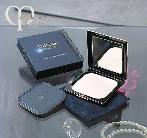 Cle de Peau Beaute Refining Pressed Powder N 5 g. แป้งอัดแข็งแบบโปร่งแสงสูตรใหม่ สำหรับใช้เติมแต่งระหว่างวัน ให้ผิวดุจเพิ่งแต่งเสร็จใหม่ๆที่ผสานคุณค่าของสกินแคร์ก่อเกิดเมคอัพอันเลอค่า ส่งมอบการบำรุงผิวให้กับผิวไปพร้อมกัน เพื่อผิวดูเรเดียนส์ ชุ่มชื่น ดูอ่อ